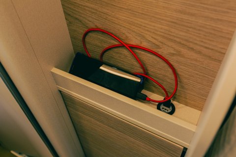 USB-Anschlüsse und Handyhalterung
                           hinter den Rücksitzen am Gang