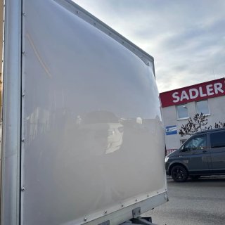 Windabweiser auf einem Kofferanhänger