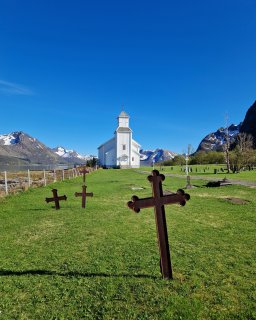 Kirche mit Kreuze in Norwegen