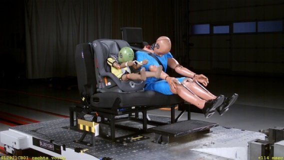 Maximale Vorverlagerung: Die Nachrüstbank hält die Passagiere am besten in Position,
                           die Köpfe haben im Vergleich die geringste Vorverlagerung.