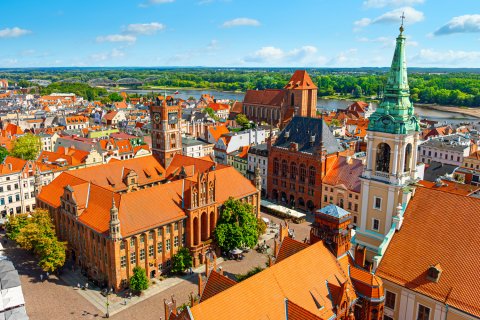 Luftaufnahme auf die historische
                           Altstadt von Thorn auf polnisch Toruń, Museum im Altstädtischen Rathaus, Johanneskirche, im Hintergrund die Weichsel