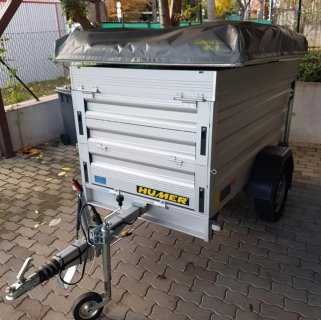 Dachzeltmontage auf einem Anhänger