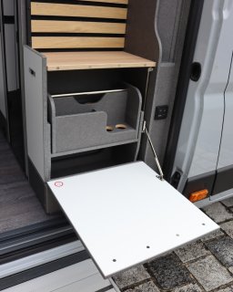 Wohnmobil Weinsberg CaraLife Klapptisch für draußen.
