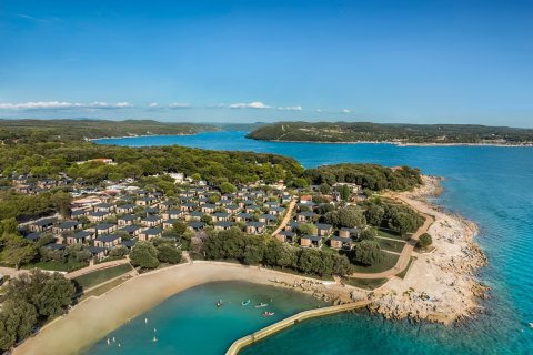 Luftbild Camping Koversada Covered am See