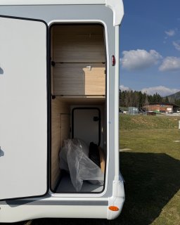 Geöffnete Außenstauklappe des Chausson Titanium
                           640 mit hohem Stauraumfach und mehreren Ablageebenen.