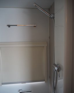 Dusche bzw. Duschkopf im Innenbereich des Wohnwagens Adria Adora 593 UP.
