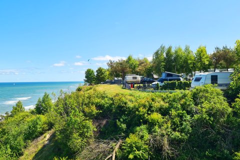 Campingplatz am Meer mit Wohnmobil