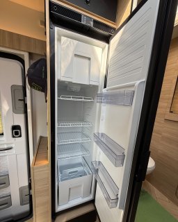 Geöffneter hoher Kühlschrank des Chausson Titanium
                           640 mit Gefrierfach, mehreren Ablagen und Türfächern.