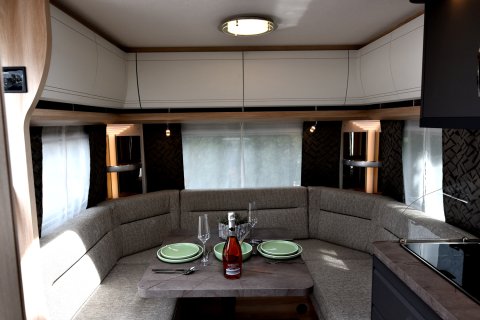 Wohnwagen Hobby 540 UL De Luxe Esstisch
