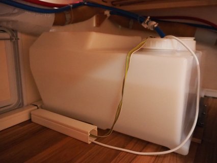 Frischwasser-Tank
                           unter dem Bett im Wohnwagen