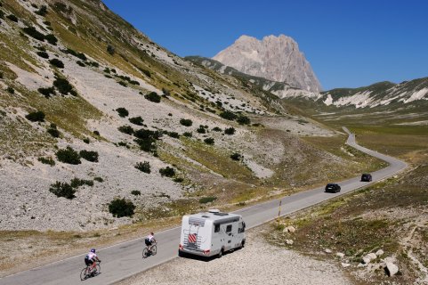 Am Ende des Campo
                           Imperatore thront der „Große Stein“, der 2.912 Meter hohe Gran Sasso.