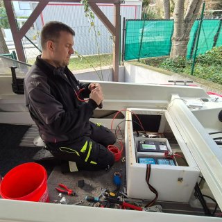 Reparatur der elektrischen Leitungen in einem Boot