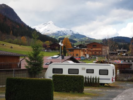 Im Bild sieht man den Ausblick vom Tirol Camp Fieberbrunn auf die naheliegenden Berge mit bewölktem Himmel