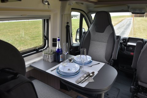Esstisch im Hobby Kastenwagen.