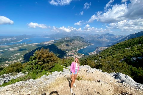 Frau mit Ausblick auf dem Meer, Serpetinen Road