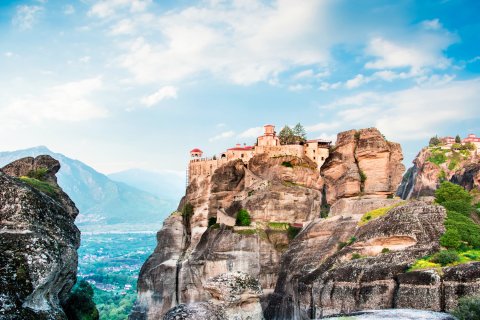 Ostorthodoxes Kloster Varlaam im heiligen
                           Komplex im berühmten Tal der Meteora-Felsen in Griechenland. Großartige, beeindruckende Weltsehenswürdigkeit.