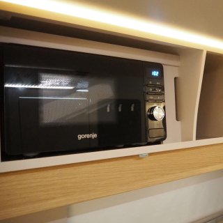 Mikrowelle in der Küche des Wohnwagens Adria Adora
                           593 UP.