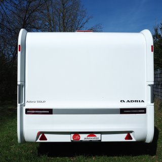 Der Wohnwagen Adria Adora 593 UP von hinten abfotografiert.