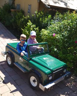 Zwei kleine Kinder in einen kleinen Kinderauto