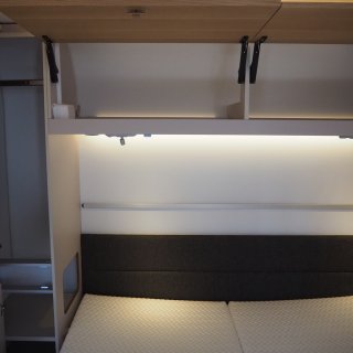 Stauraum über dem Bett im Inneren des Wohnwagens Adria Adora 593 UP.