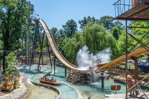 neue Attraktionen am Family Park mit Familien in Wasser-Bahnen