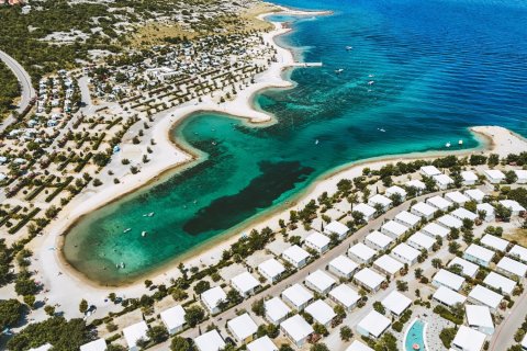 Luftbild Camp Omisalj. Campingplatz am See