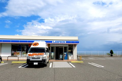 Campervan vor dem Lawson
                           in Japan
