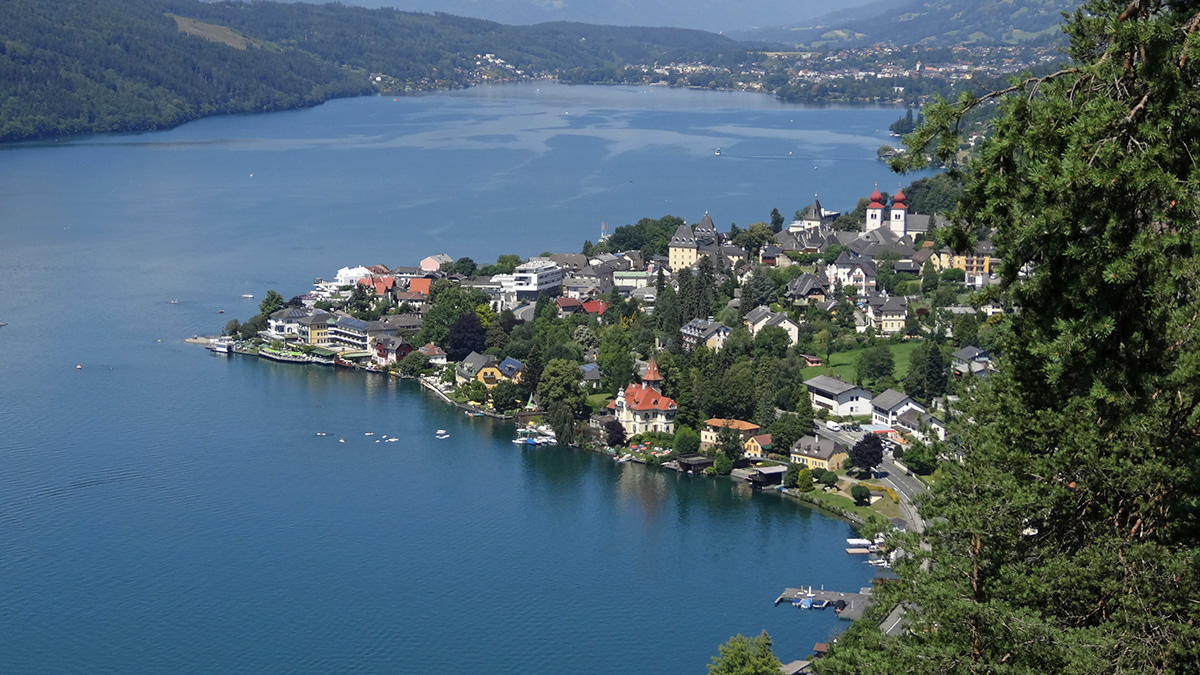 Millstatt mit seinen Gründerzeit-Villen, beim Wandern von oben betrachtet.