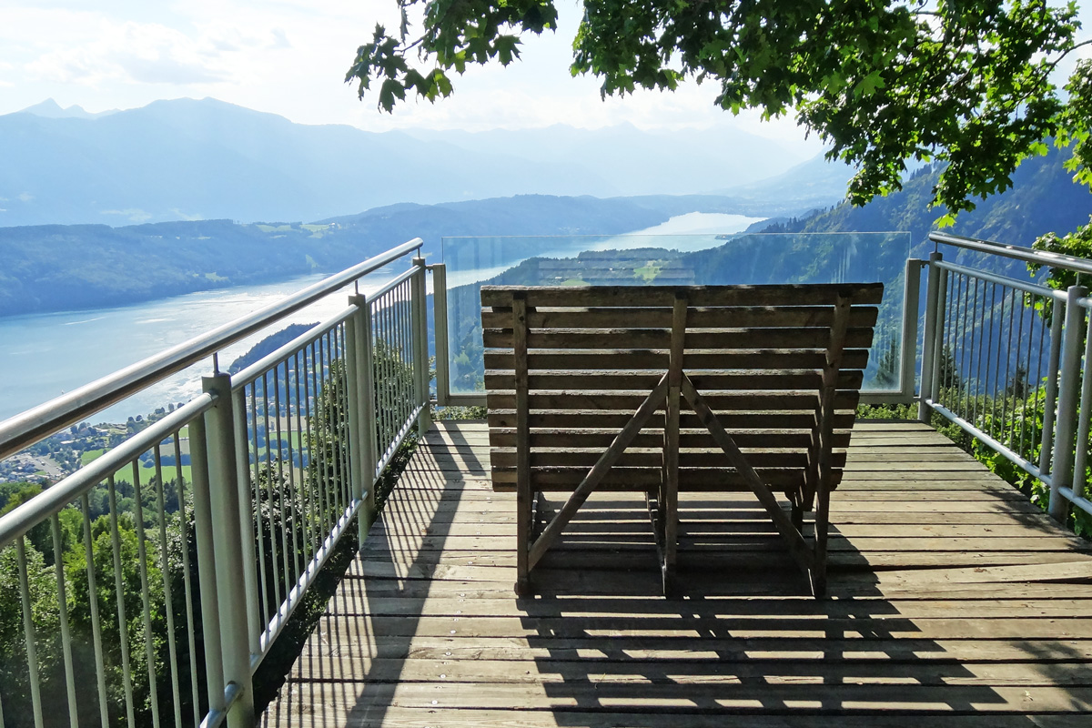 Einen perfekten Ausblick genießt man vom Sternenbalkon am Mirnock.