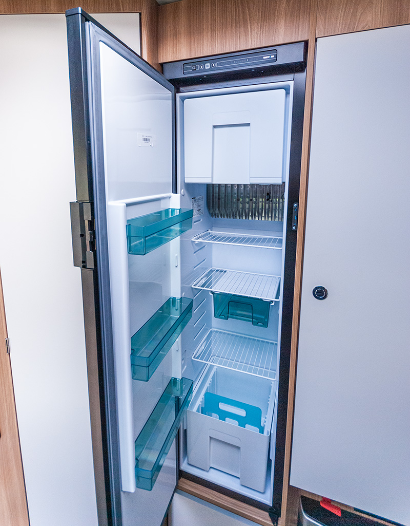 Der Slim-Tower-Kühlschrank hat viel Platz für Lebensmittel.
