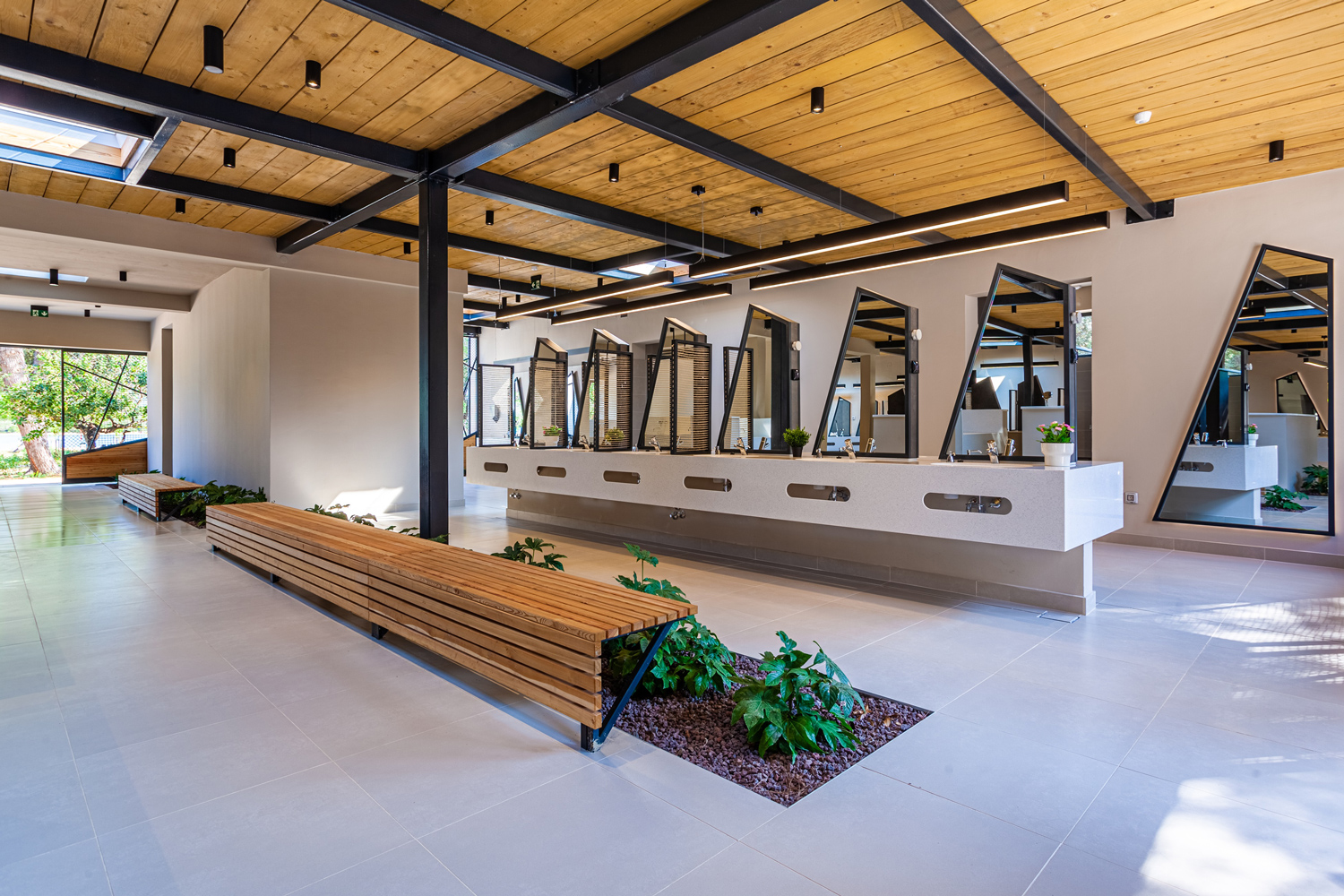 modernes Sanitätsgebäude innen mit Holzdecke, Pflanzen und Kosemtikbereich