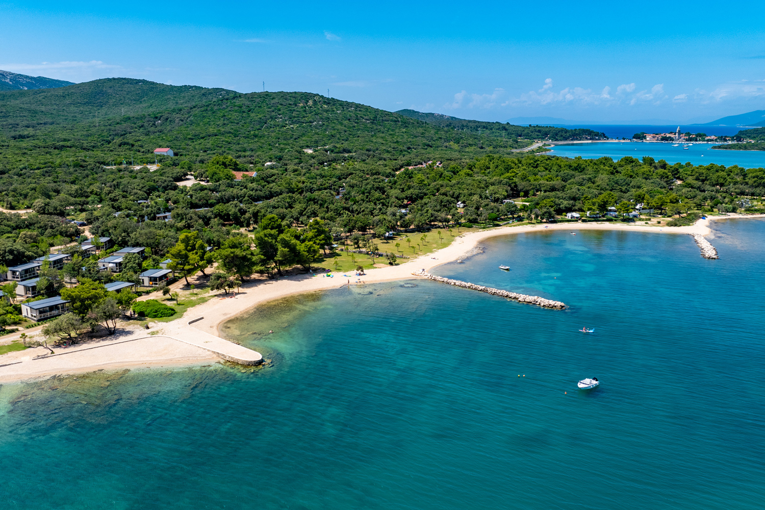Luftaufnahme
                                 des Campingplatzes im Wald am grün-blauen Meer direkt am Strand 