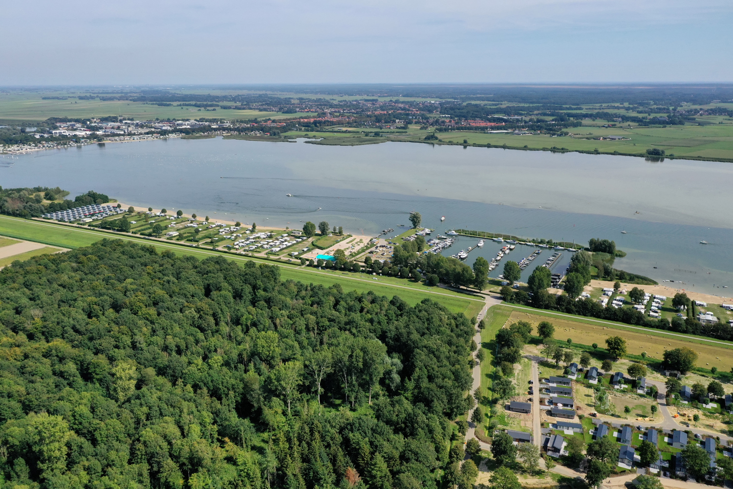 Luftbildaufnahmen auf den am Wasser gelegenen und vor einem Wald stehenden
                                 Campingplatz Europarcs Zuiderzee in Niederlande. 
