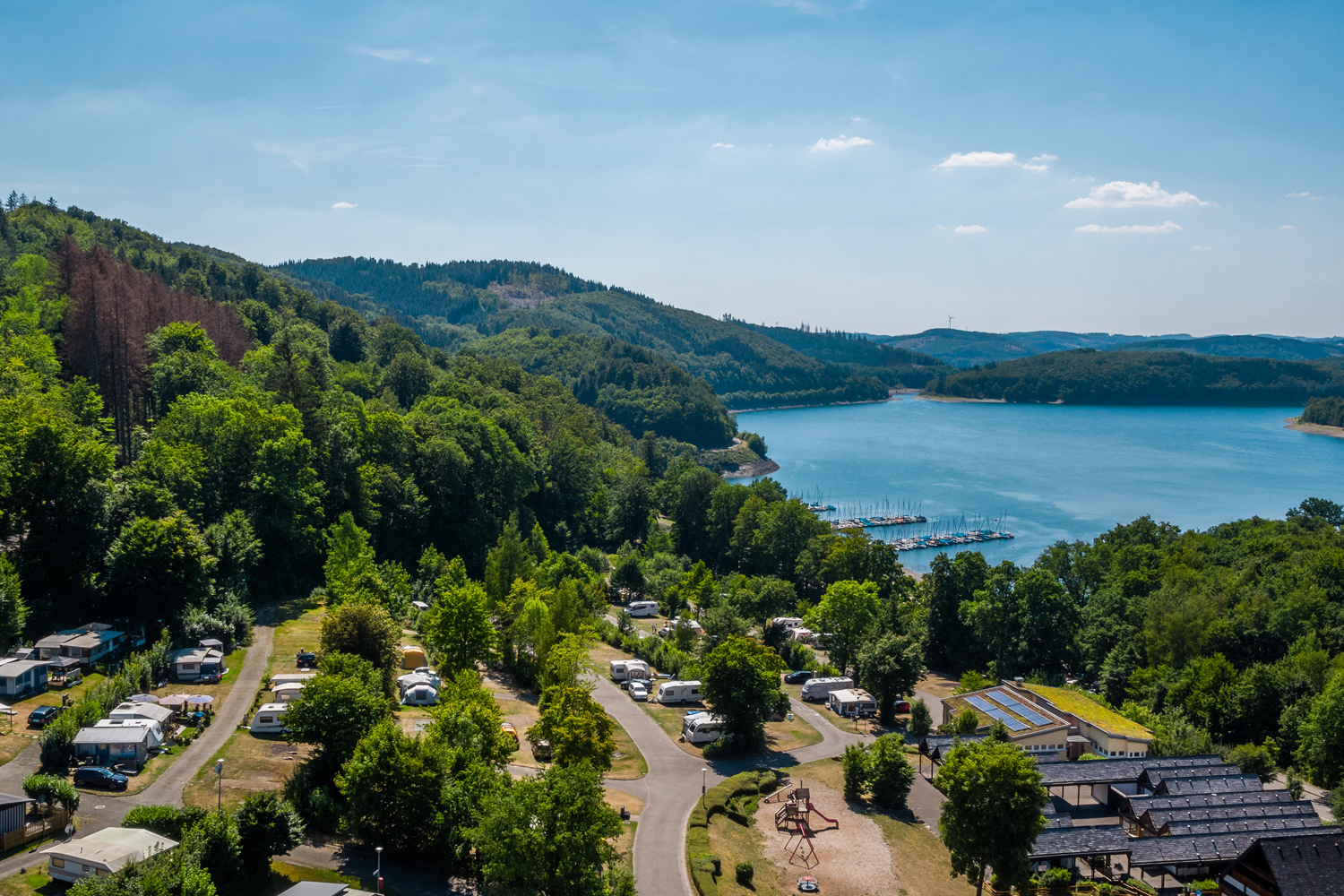 Luftbildaufnahme
                                 vom am See und vom Wald umgebenen Campingplatz EuroParcs Biggesee in Niederlande.