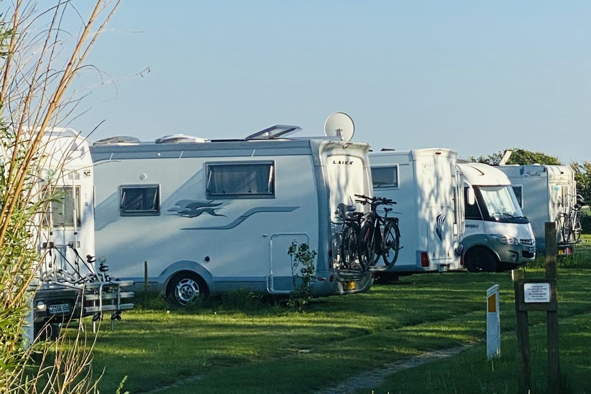 Auf dem Bild sind Wohnmobile auf dem Campingplatz 