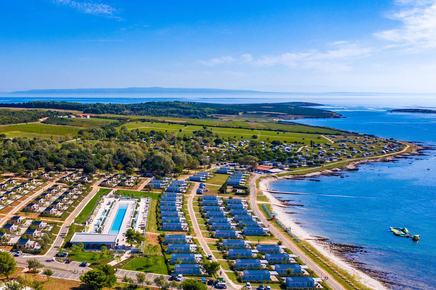 Luftbildaufnahme
                                 des Campingplatzes Grand Kazela von den Arena Campsites. Der Campingplatz liegt direkt am Meer und ist von Wiesen und Wäldern
                                 umgeben.