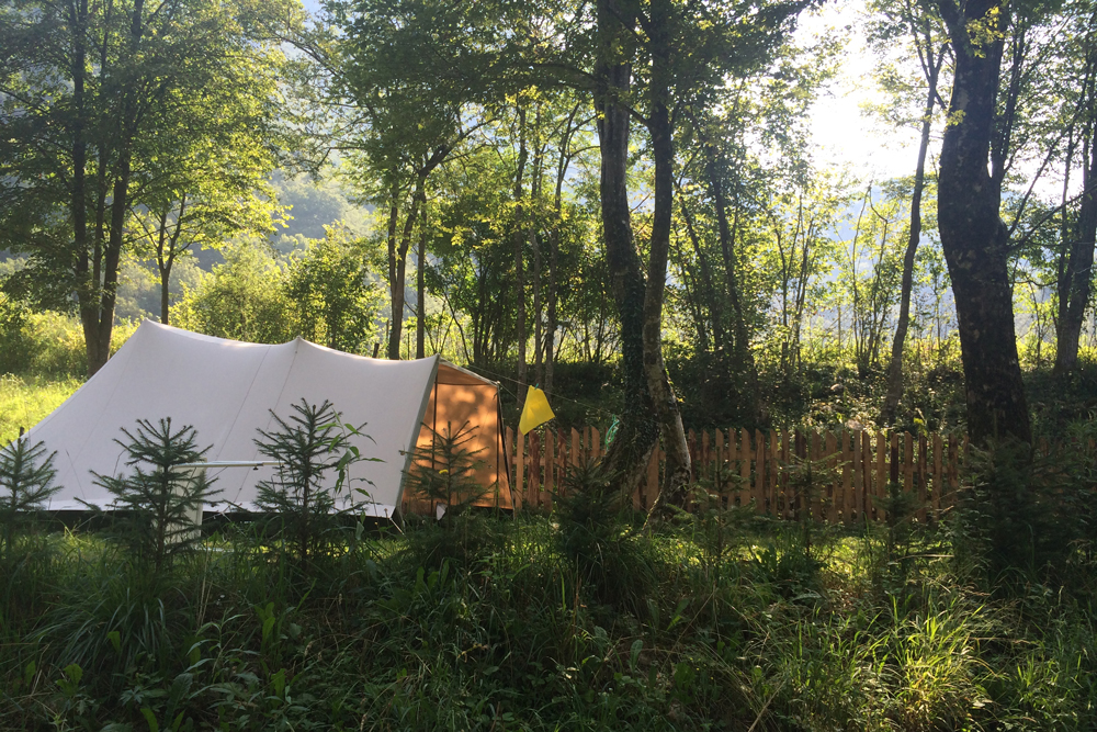 Auf dem Bild
                                 sieht man ein Zelt, welches im Wald auf dem Eco Campingplatz Kamp Koren in Slowenien steht. 