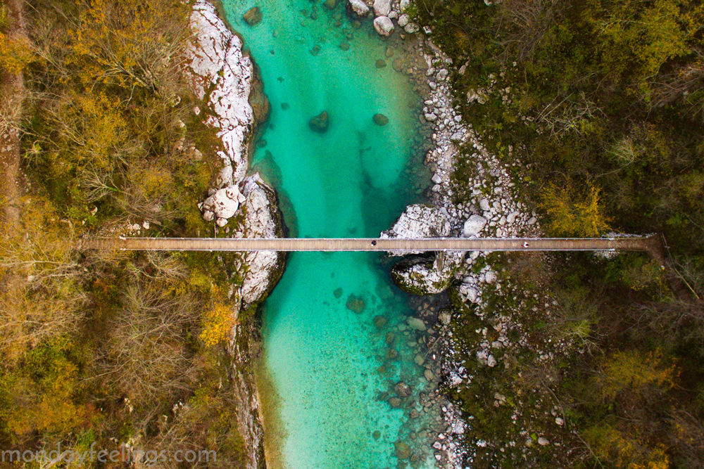 Luftbildaufnahme einer Brücke über den smaragdgrünen
                                 Fluss Soca Kobarid in Slowenien. 