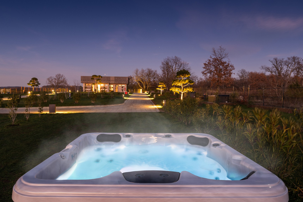 Beleuchteter,
im Freien stehender Whirlpool in der Nacht auf dem San Servolo Resort in Kroatien.