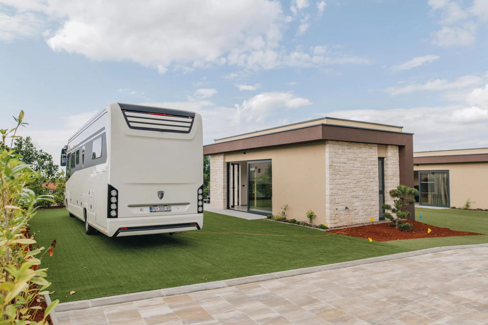 Diamond Luxury Stellplatz
auf dem San Servolo Resort in Kroatien. Auf dem Platz steht ein Wohnmobil und daneben das dazugehörige private Wellness-Apartment.